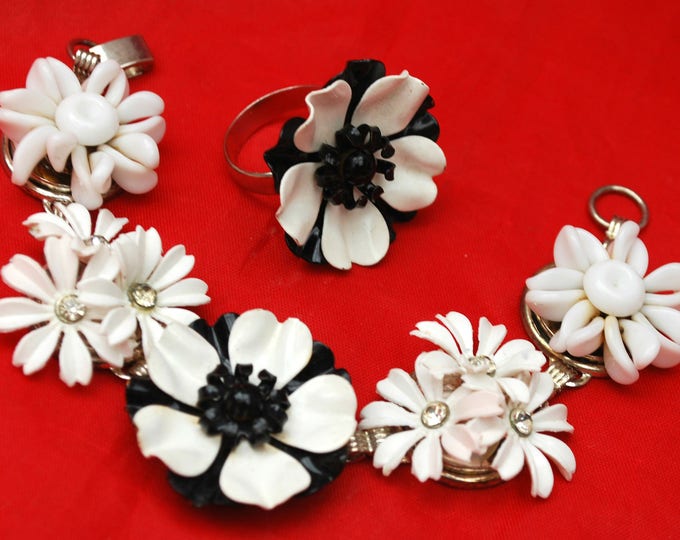 Flower bracelet and Adjustable ring Set - Black White - Enamel flower - White milk glass - Lucite - Rhinestone