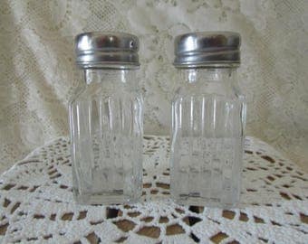 Salt And Pepper Shakers Clear Ribbed, VINTAGE Salière Et Poivrière En Verre Clair, Depression Glass,Collectible Salt And Pepper Shakers