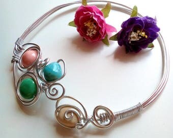 Stiff necklace with colored stones