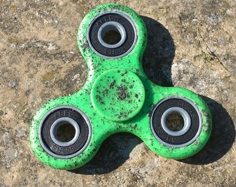 Green Plastic Fidget Spinner with a Custom Design Black Specs Cheap Fidget Spinner Finger Spinner Free Shipping Worldwide High Steel Bearing