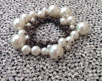 Vintage Stretchy Retro Bracelet with White Faux Pearls