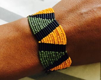 Wide bracelet made entirely by hand