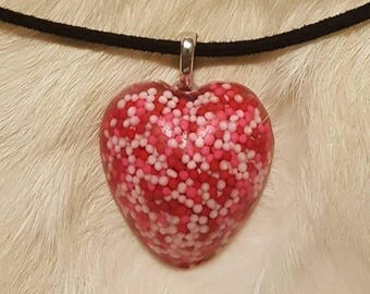 What a sweetheart! resin heart pendant choker
