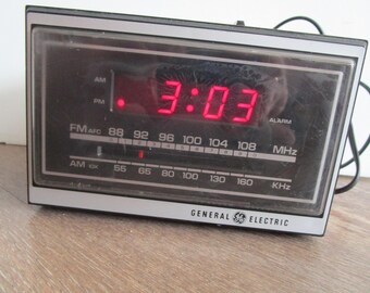 General Electric clock radio, AM FM radio, alarm clock, vintage GE radio alarm clock, working