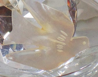 SALE Vintage Mother of Pearl Dove Brooch. Bethlehem. Mother of Pearl Bird Pin. Peace Dove Brooch.