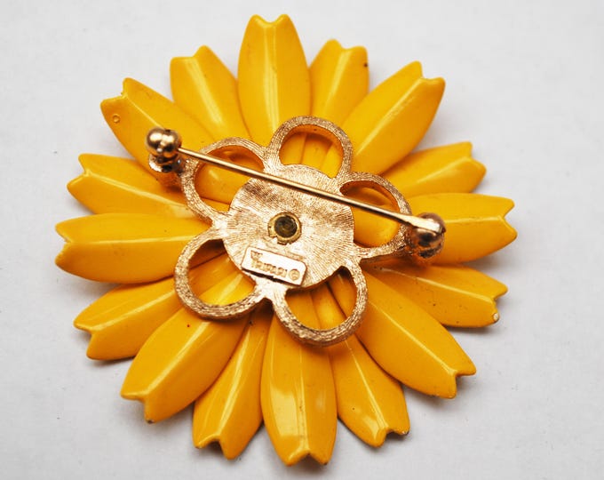 Crown Trifari Flower Brooch - Yellow white Daisy - Enamel on Metal - large Floral pin -