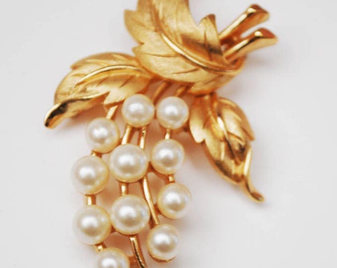 Crown Trifari flower Brooch - White Pearl gold metal -Floral Leaf pin