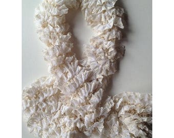 NEW model: Scarf Azahar little ruffles and white
