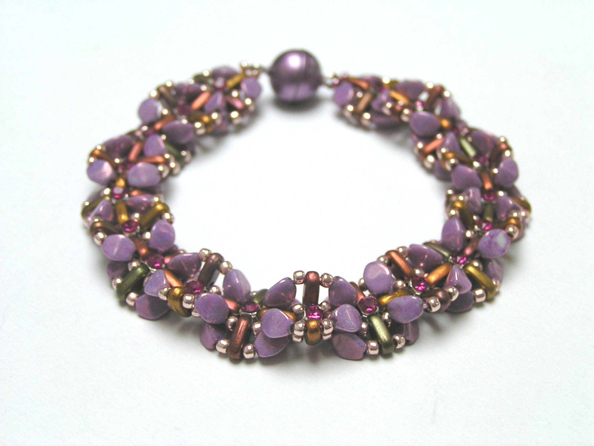 Pattern/ tutorial for the bracelet: Four up four down from ...