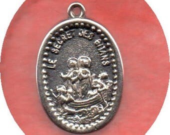 VERY UNUSUAL RARE Sterling Solid Silver Gypsy Saints Medal. Saintes Maries de la Mer, Ste Sarah and Two Maries. Free Uk and Ireland Post!!!!