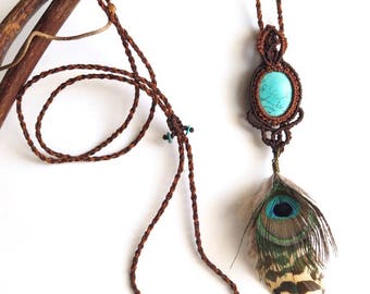 Macrame necklace Tibetan Turquoize , cruelty free peacock feathers - Collier macrame turquoise du Tibet, plumes de paon sans cruauté