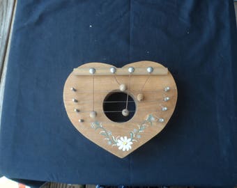 Vintage Wooden Heart Shaped Door Harp With White Daisy 1944
