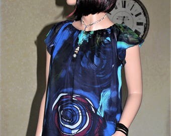 Tunic fluid and very light blue swirls