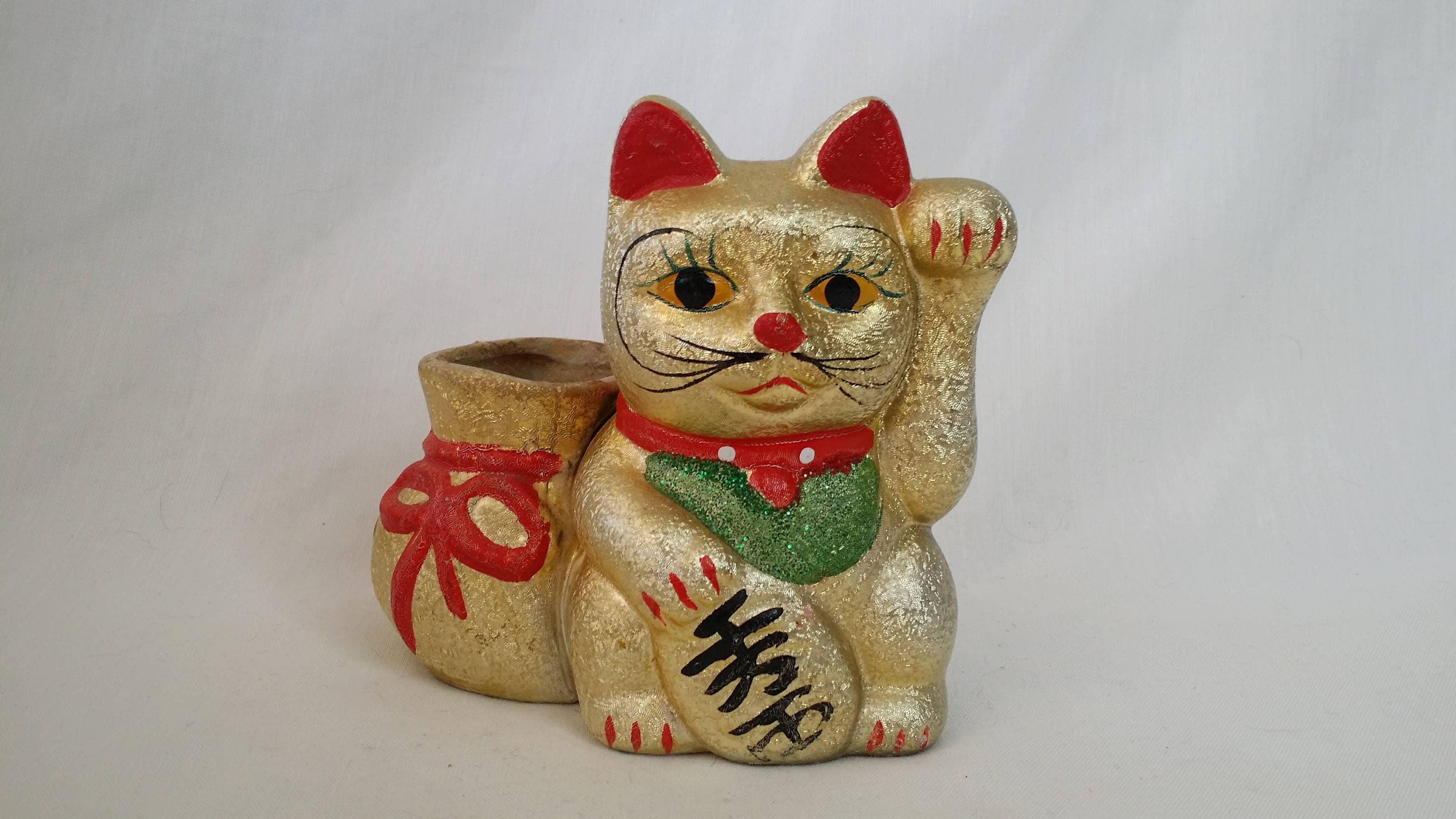 japanese lucky cat statue