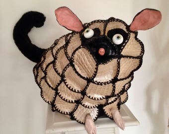 Krunch creature decorative unique mi-lemurien mi-tatou