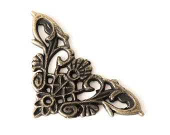 40 Verzierungen / Ornament-Ecken, 3,5 x 3,5 cm, altmessing