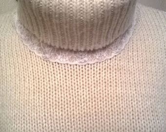 Dress in ecru colored acrylic and wool