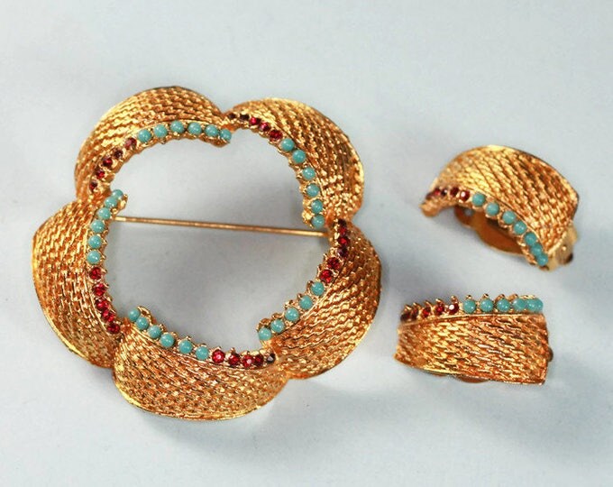 Scalloped Gold Tone Circle Brooch and Clip Earrings Turquoise Beads Red Rhinestones Dimensional
