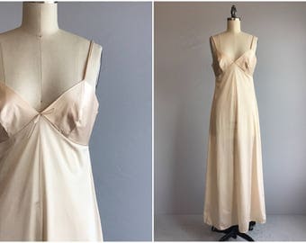 Vintage 70s Nightgown / 1970s Vassarette Floor Length Maxi Nightie / Size 34