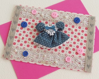 Carte Félicitations Naissance Bébé ou Anniversaire Baptême Premier Age Fille - Petite Robe sur Cintre, Dentelle, Lin