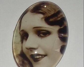 X 1 Cabochon oval vintage glass woman