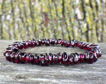 Garnet Bracelet, Garnet Chip Bracelet, Gemstone Stretch Bracelet, Healing Crystals, Dark Red Garnet, Mens Bracelet, Beaded Bracelet, Chakra