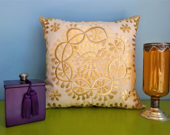 Traversin décoratif ancien en velours de soie orange avec appliques En vente sur