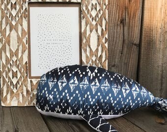 Peluche baleine imprimé ikat - décoration chambre bébé
