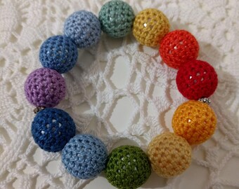 Bracciale perle rivestite a uncinetto.