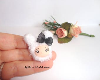 Brooch with Bunny Doll face with polymer clay fabric furry kawaii cute collier fille lapin white