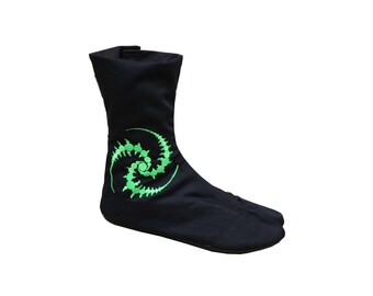 Black ninja boots 'Tri-Skelion' embroidery. Ninja shoes. Unisex cotton ninja tabi boots. Japanese work boots, split toe, flat sole, Jikatabe