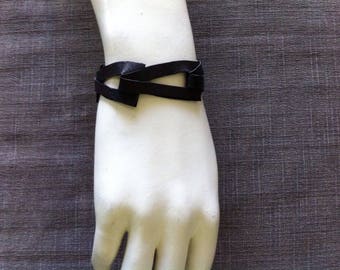 Black leather and button TRIKO