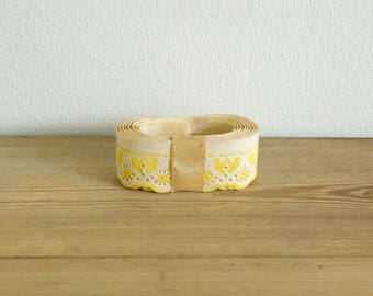 Vintage shelf edging trim paper Yellow.cream Shelf trim.Paper border.Kitchen decor.Farmhouse kitchen pantry paper.Unused.New old stock