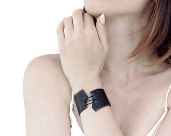 Black Leather Bracelet Bangle for women / .ABIME.