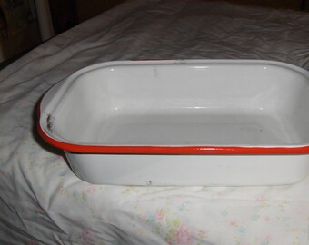 13 1/2" x 8 1/2" x 3" white with red trim baking dish