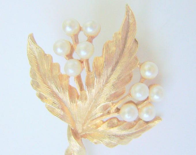 Vintage Retro JJ Jonette Simulated Pearl Floral Gold Tone Brooch / Designer Signed / 1960s 1970s Jewelry / Jewellery