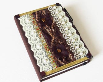 Carnet de Note Romantique Baroque - Brillance et Froufrou - Perles, Strass, Rubans, Dentelle - Création d'artiste, en pièce unique