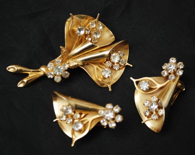 Flower Brooch and Earrings set - gold plated - rhinestone - floral - Designer signed Weiss NY - mid century