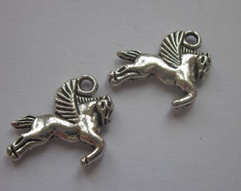 2 horse charms silver winged metal 17 mm (6151).