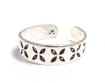 925 sterling silver toe ring with floral-patterned