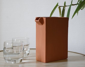 Geometric red earthenware "Wink" decanter
