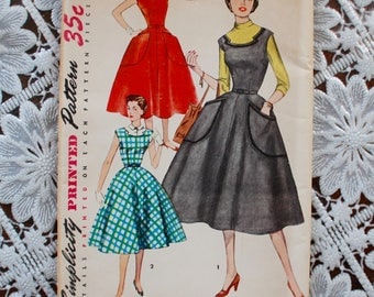 1950's Swing DRESS Full Circle Skirt with notched scoop neckline decoration.