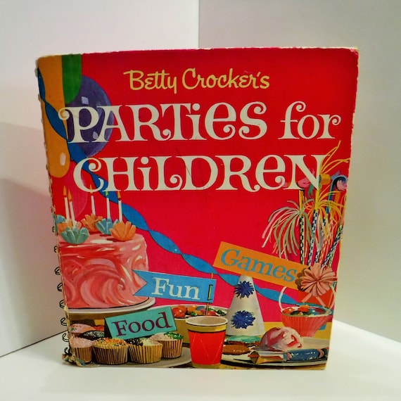 Vintage Betty Crocker's Cookbook 5 Ring Binder Dated 1982 With 400 Pages Vintage Betty Crocker's Cookbook 5 Ring Binder Dated 1982 With 400 Pages