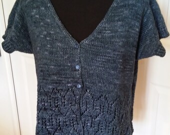 Handknit short-sleeve sweater in 100% linen. Shallow scoop