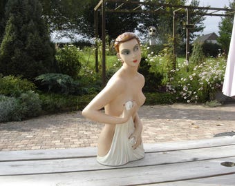 Statue Femme nue. Melani. Buste féminin. France.