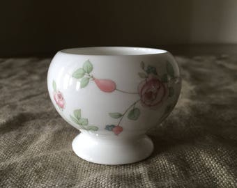 Vintage ENGLISH WEDGWOOD "RoseHip" small size bowl. My white vintage home / Vintage decor