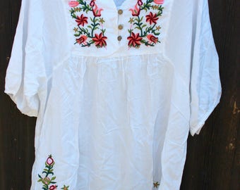 Embroidery top, kaftan beach dress top boho top , Tunique de plage , taille unique , robe mexicaine toute brodée