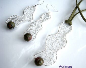 Set wire wrap spiderweb with a Pearl stone unkaite