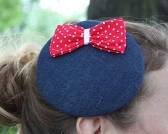 Fascinator Jeans white dotted with red bow