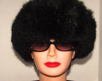 Superbe bonnet de fourrure d'opossum noir et dessus en polyester marine /Superbe black opossum bonnet with navy polyester top